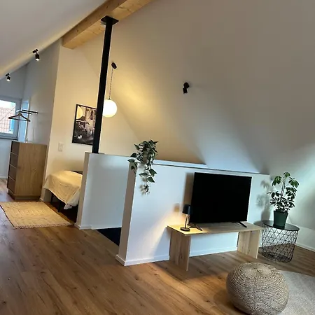 Grosszuegige Dachgeschosswohnung In דירה